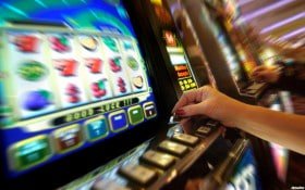 Pengguna memeriksa data penarikan dana
